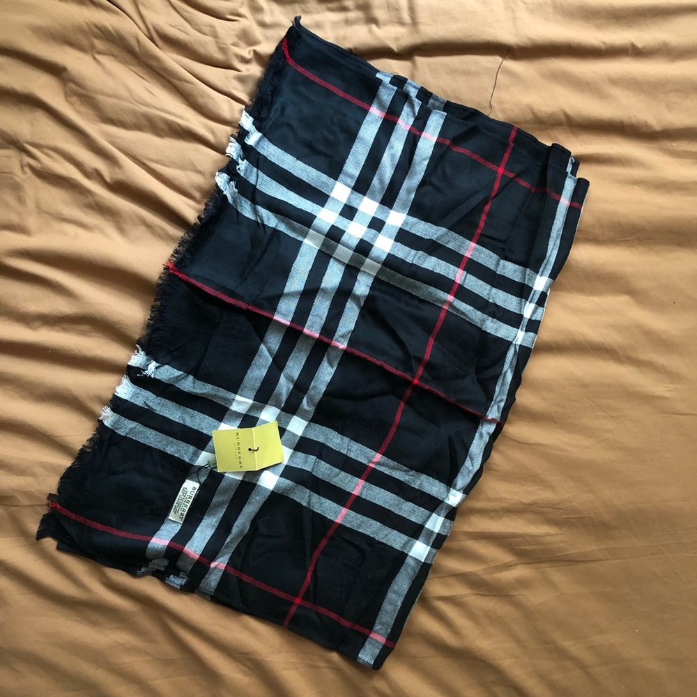 Burberry chasmere scarf in black, white an…